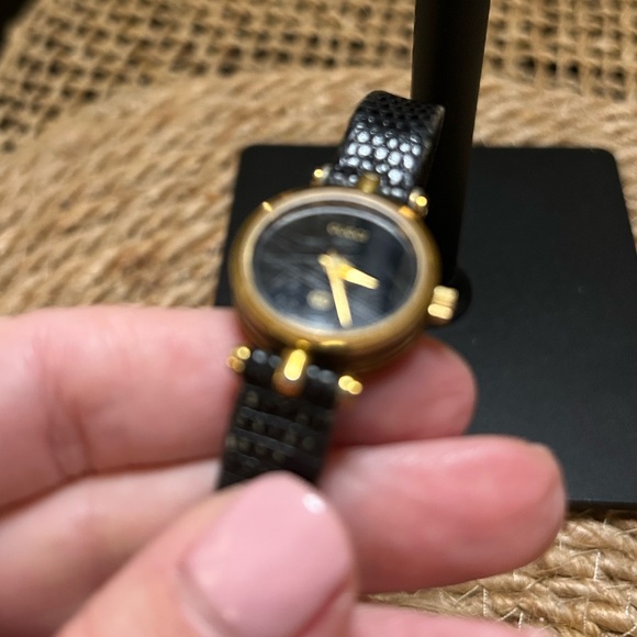 Authentic Vintage Gucci Watch - Picture 4 of 10